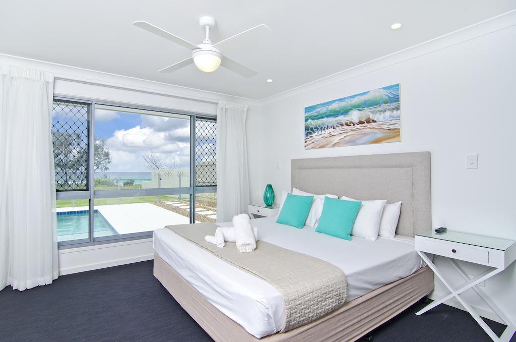 Sentosa On Tugun - Beachfront 5 Bedroom Gold Coast Room photo